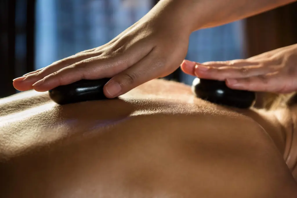 Massage aux pierres chaudes      60 min. 
